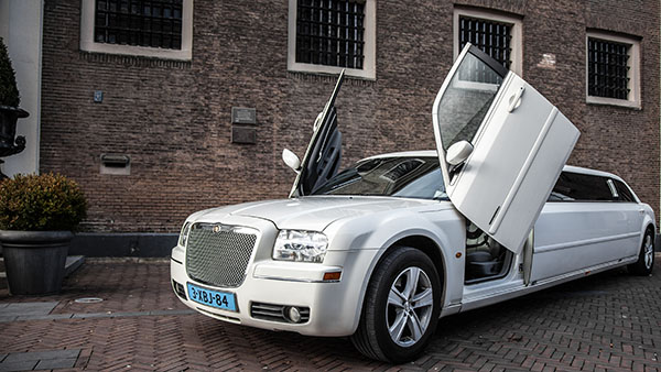 Witte Chrysler 300C Lambodoors Limo